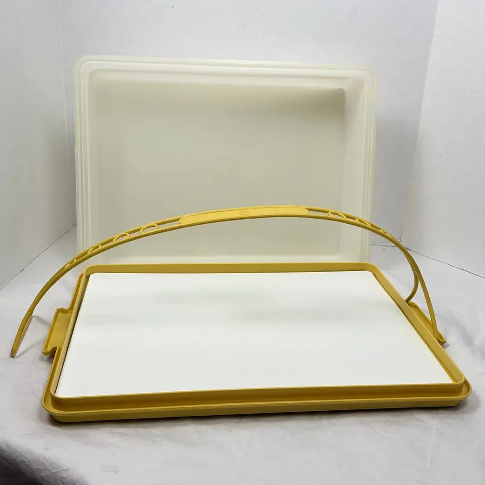 VTG Tupperware harvest gold rectangle cake carrier with handle. 622, 623, 624